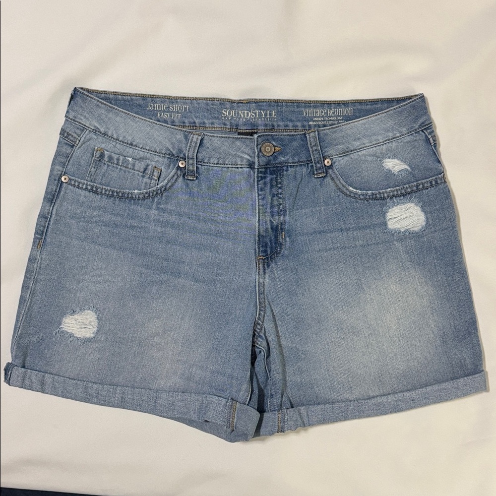 Women’s EUC SOUNDSTYLE  Jamie Short distressed, easy fit, denim shorts. Size 8.